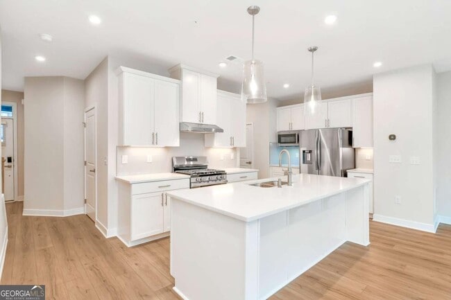 Building Photo - 555 Thatch Ter