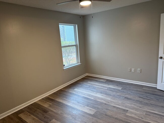 Building Photo - Inviting 1-Bedroom Condo with Natural Light!