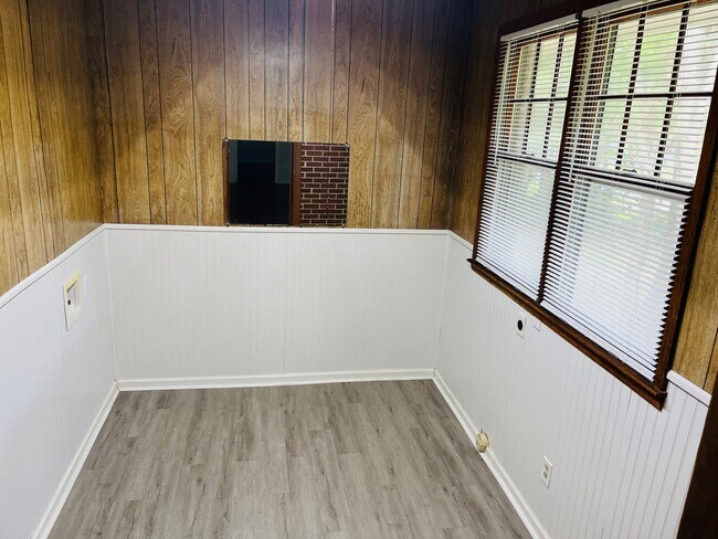 Building Photo - 3 bedroom, 1.5 all brick ranch with 2 car ...