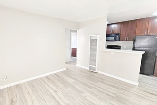 Building Photo - 569 Smalley Ave