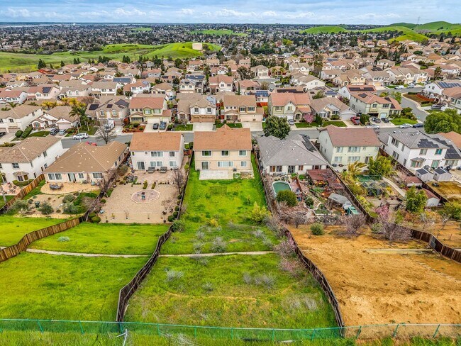 Building Photo - EXTRA LARGE HOME AND LOT... NESTLED IN THE ANTIOCH HILLS... 5 BEDS/3 BATHS/LARGE LIVING ROOM AND ...
