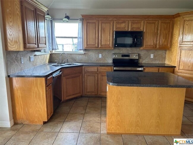 Building Photo - 502 Irish Ln