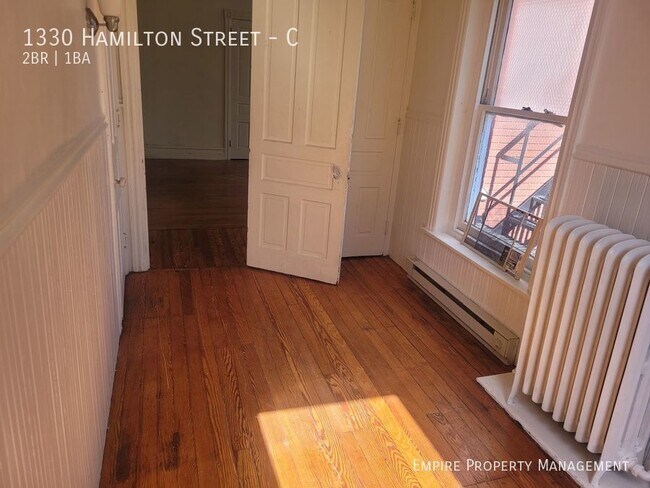 Building Photo - 2nd Floor: 2 Bedroom /1 Bathroom Apartment...