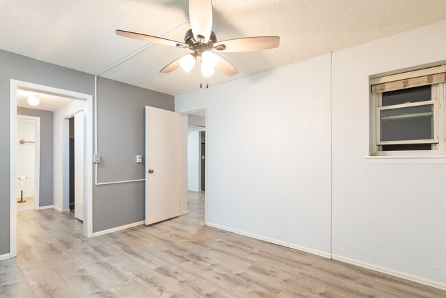 Building Photo - Modern 1-Bedroom Condo in Cottonwood Villa...