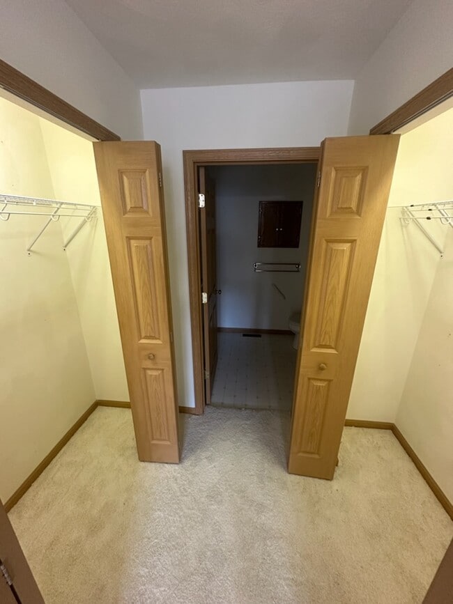 Building Photo - 123 Eagles Pt W