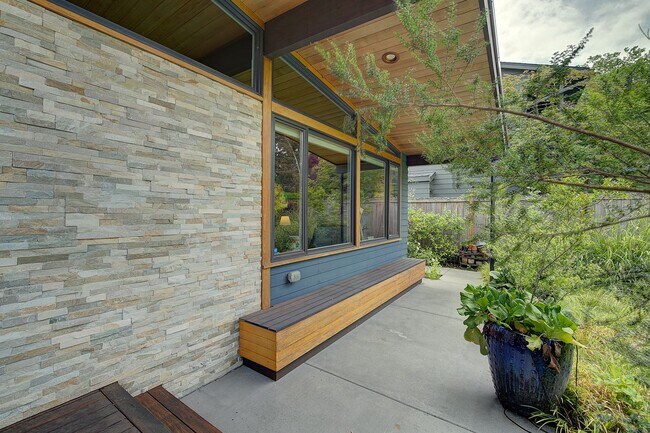Building Photo - 4Bd/2.5Ba Seattle Home