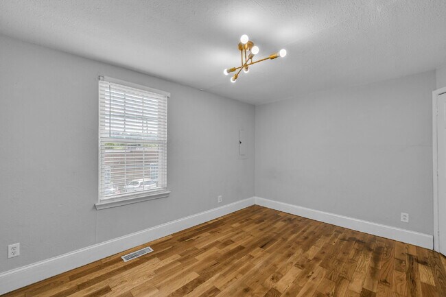 Building Photo - Sleek Highland Park Unit – Great Location,...