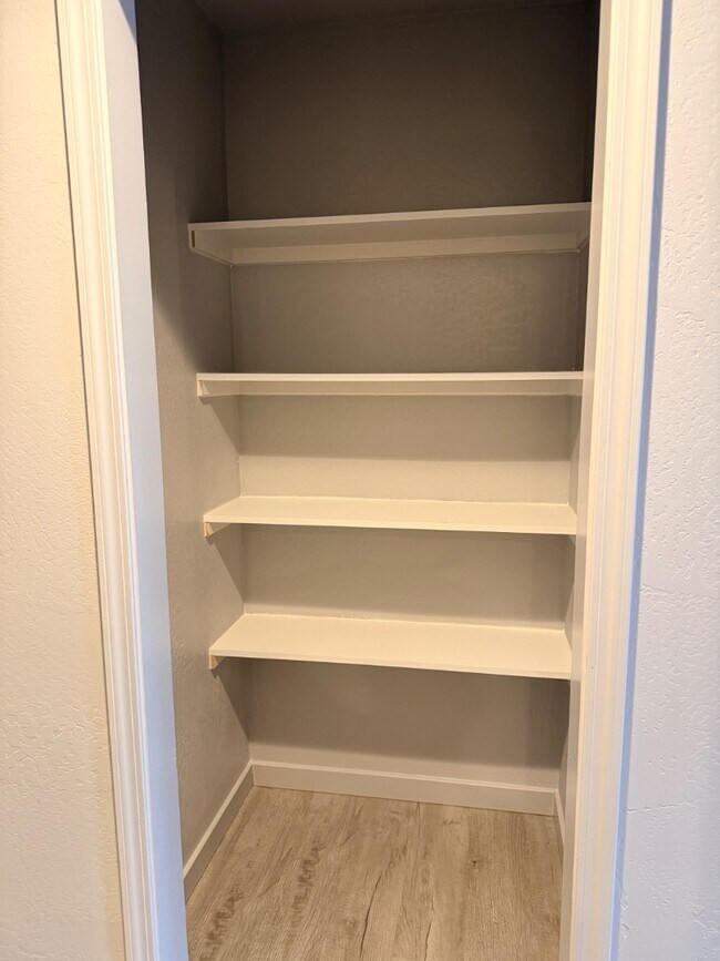 Building Photo - Division St