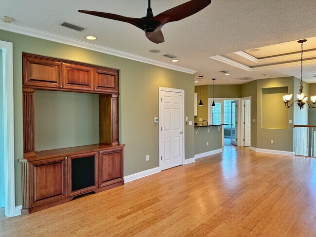 Building Photo - Spacious two-story island townhome in gate...