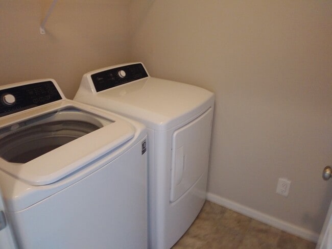 Building Photo - 2925 Mahogany St NE