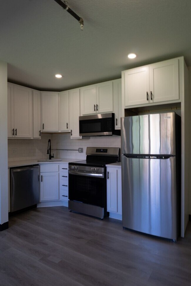 Building Photo - $1,450 / 2br - 560ft2 - RENOVATED 2BD, 1BA...