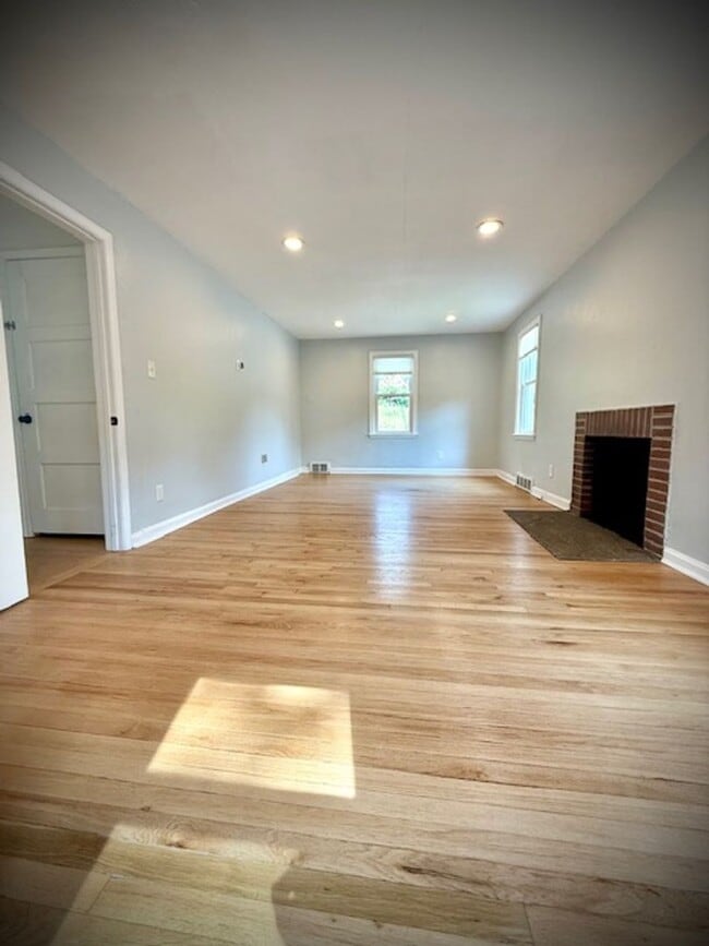 Building Photo - Updated, spacious 1 bedroom 1 bath located...
