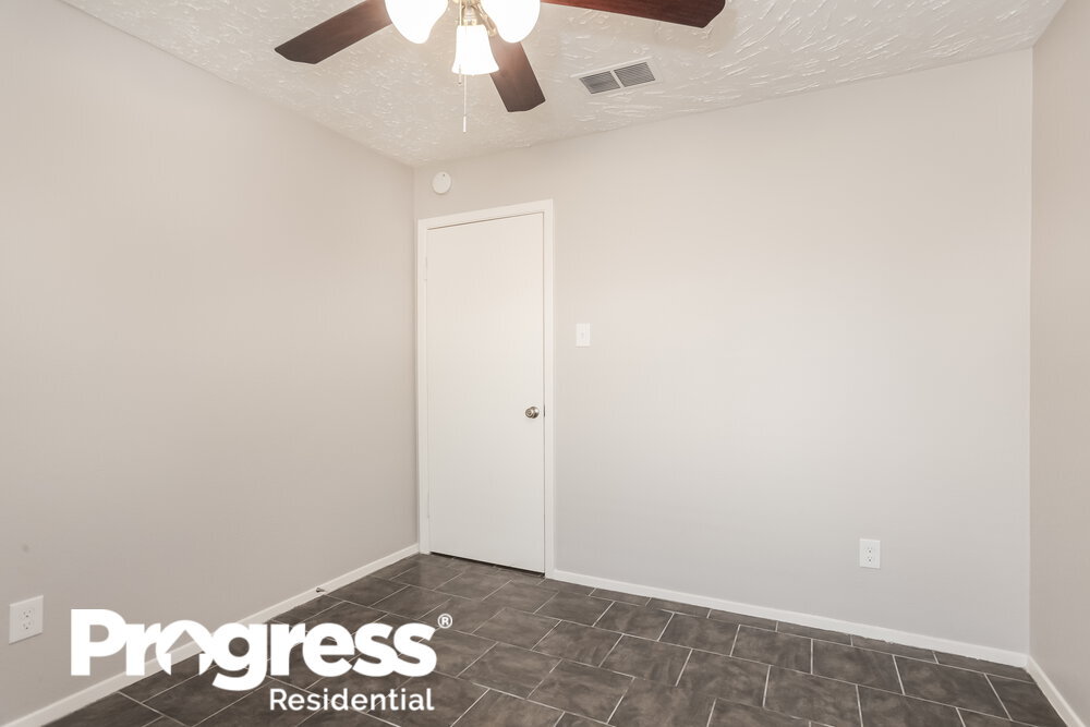 Building Photo - 3915 Vineyard Dr
