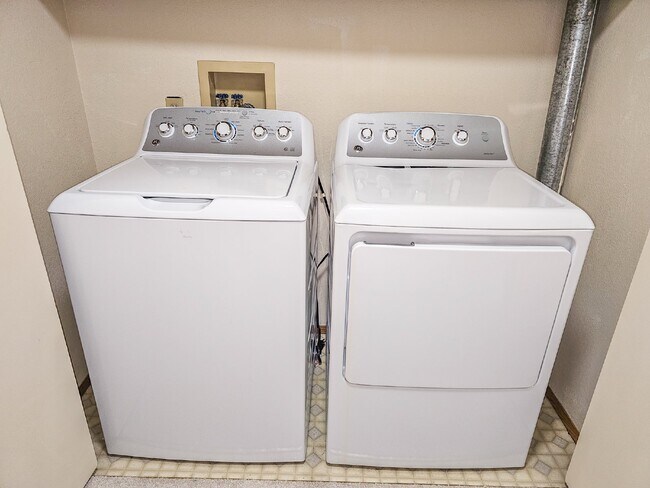 Building Photo - Coming Soon. Floor Level 2bed/2bath condo....