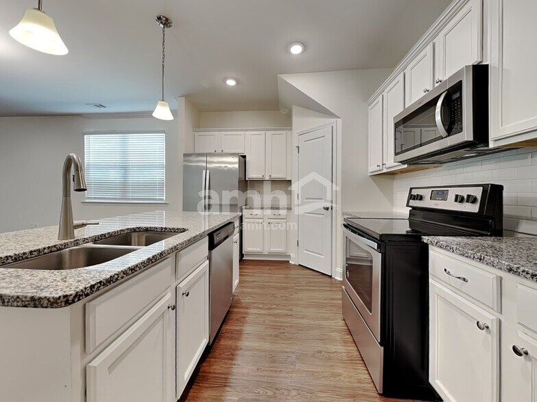 Building Photo - 8 Cherry St