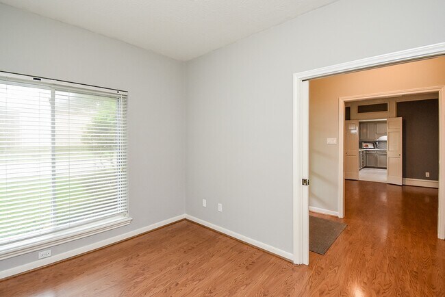 Building Photo - 1002 Meadowlark Ln