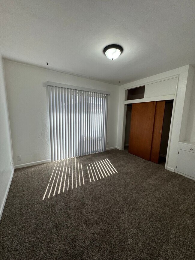 Building Photo - Charming Home Rent Ready !