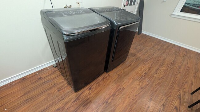 Building Photo - 2 bedroom 1 bath home near Lake Julian in Arden, convenient location.