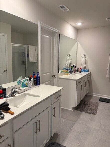 Building Photo - Room in House on Moore Crk Dr