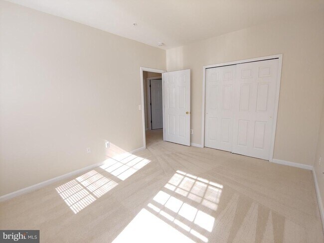 Building Photo - 2610 Chapel Lake Dr