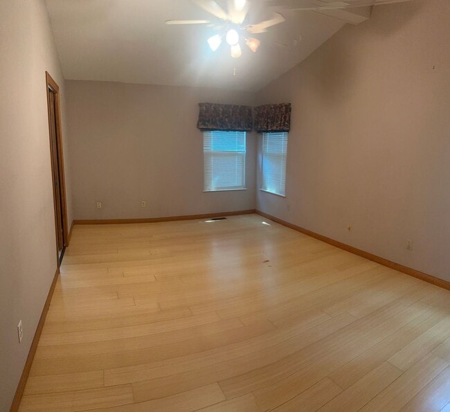 Building Photo - Spacious Home in Ladue Schools