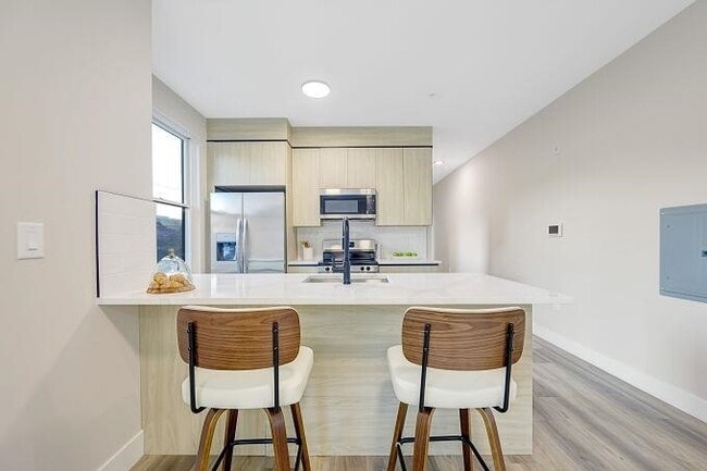 Building Photo - 304 61st St