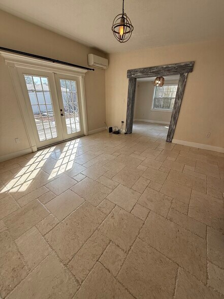 Building Photo - 940 W Fairbanks Ave