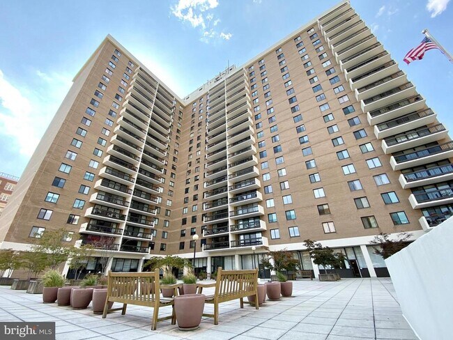 Building Photo - 3800 Fairfax Dr
