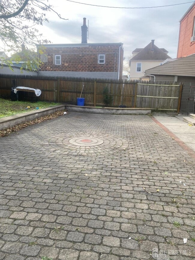 Building Photo - 98 Catalpa Ave