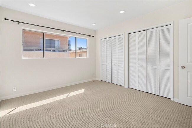 Building Photo - 15457 Moorpark St