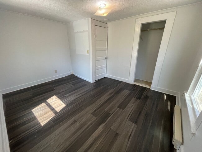 Building Photo - 2 bedroom bungalow in convenient Hillsboro...