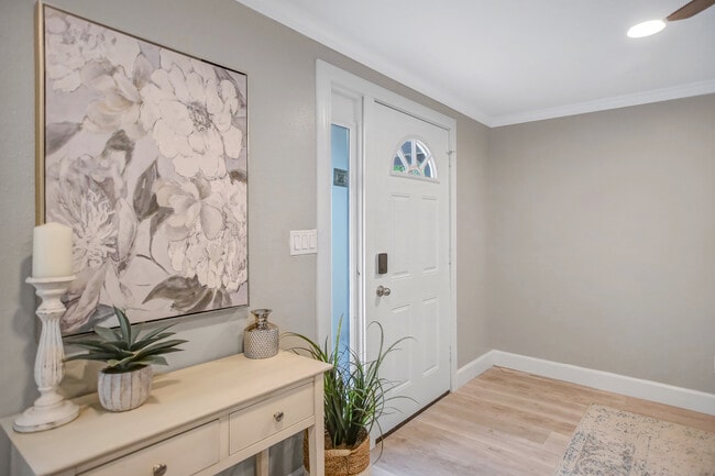 Building Photo - 237 N Bowlan St