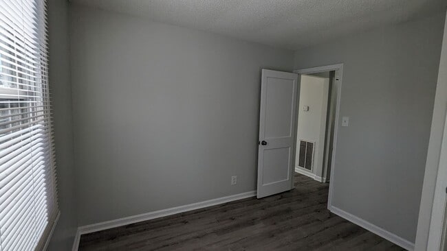 Building Photo - 2bed/1bath HOUSE Greensboro, NC!!