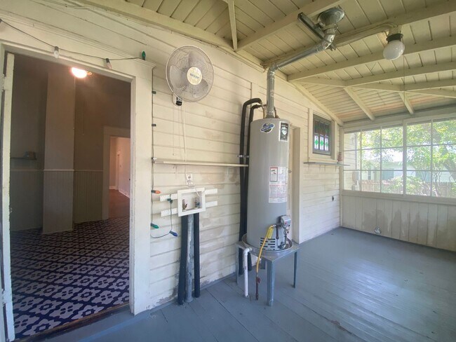 Building Photo - Charming 2/1 in Hyde Park- 4518 Depew!