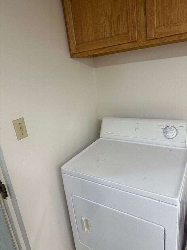 Building Photo - Hey Students.  3 bedroom Mid town off Stephens