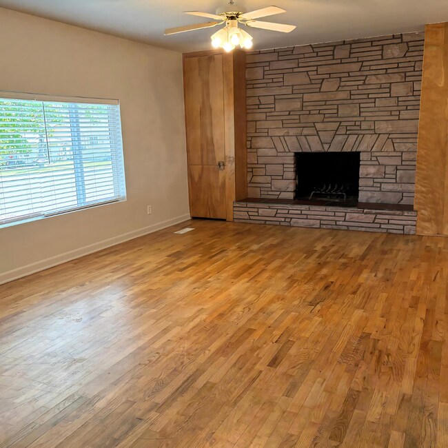 Building Photo - 911 W Leola St