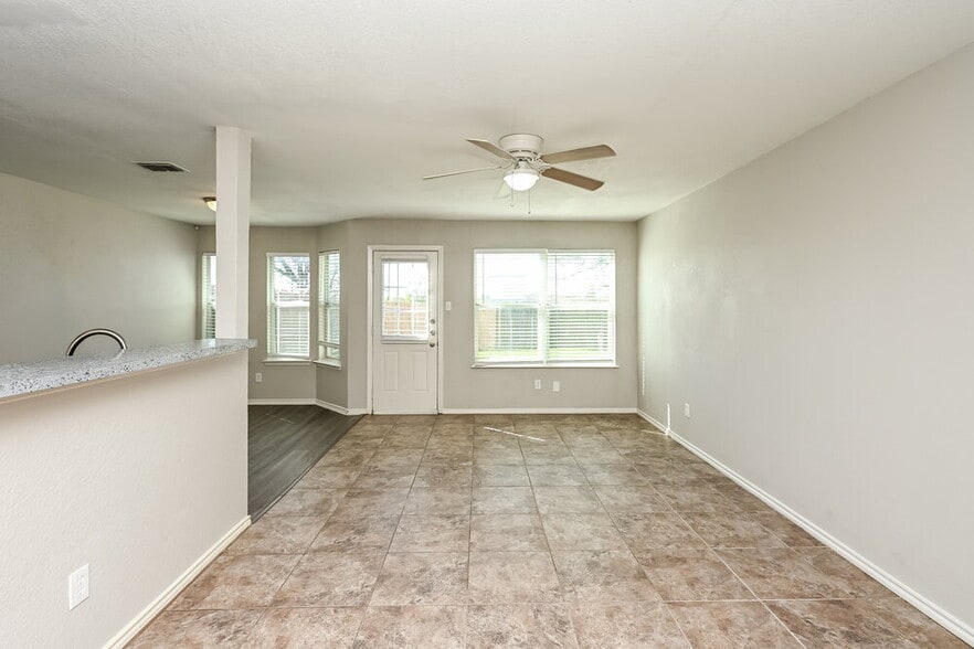 Building Photo - 1424 Pine Ln