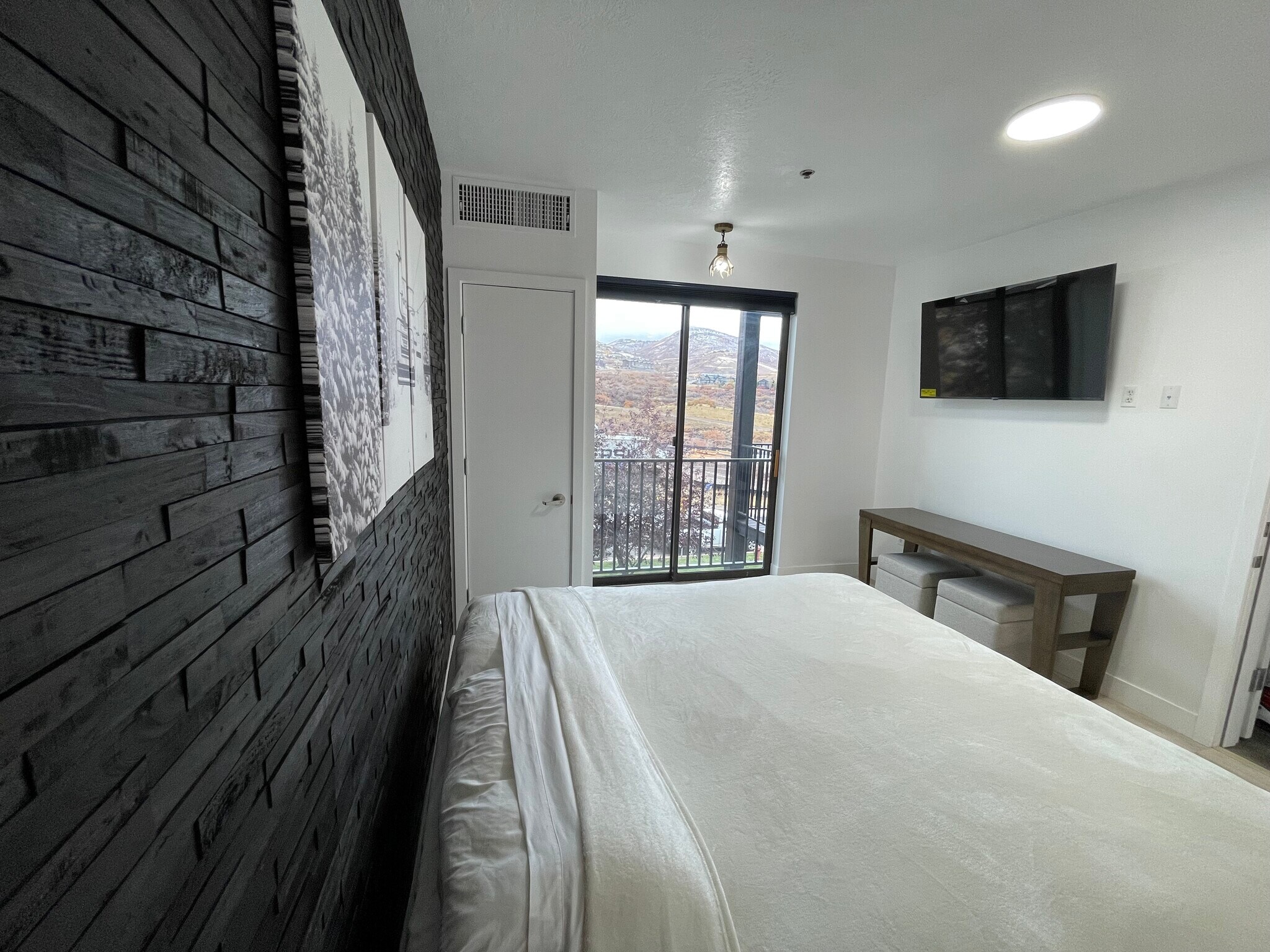 Building Photo - 1364 W Stillwater Dr