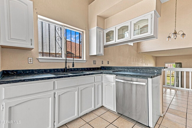 Building Photo - 4645 Loma De Plata Dr