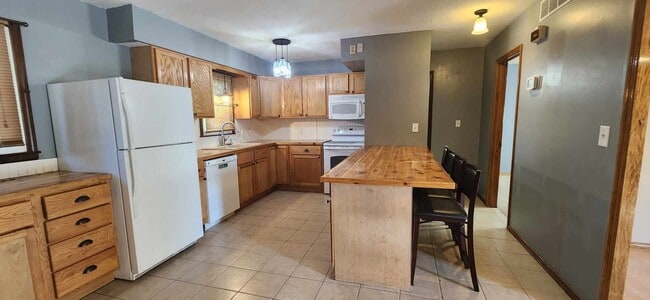 Building Photo - Spacious Home for Rent!