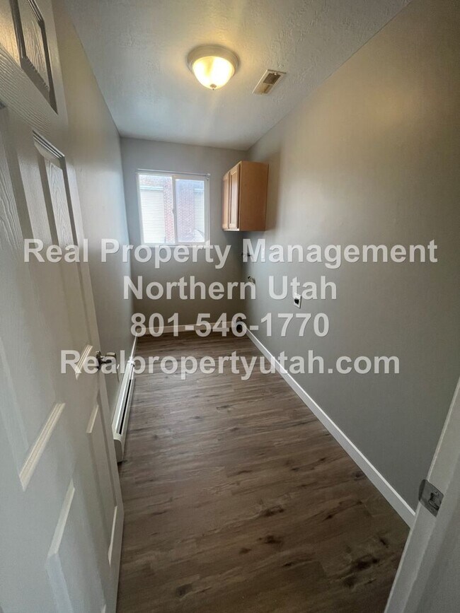 Building Photo - 6 Bed 3.5 Bath Rambler Home in Layton Available!