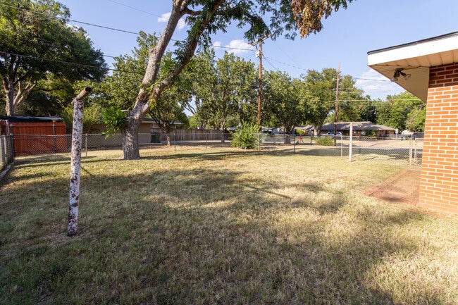Building Photo - 2400 Hampstead Ln