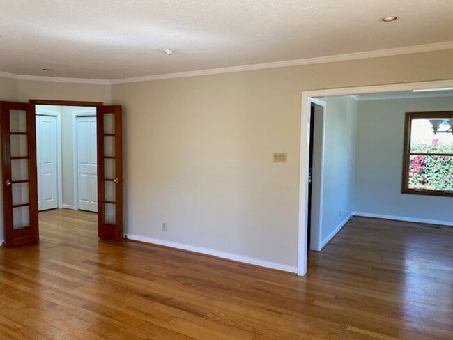 Building Photo - Charming home in great location