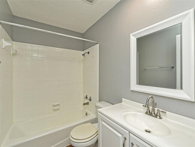 Building Photo - 1010 Cushing Dr