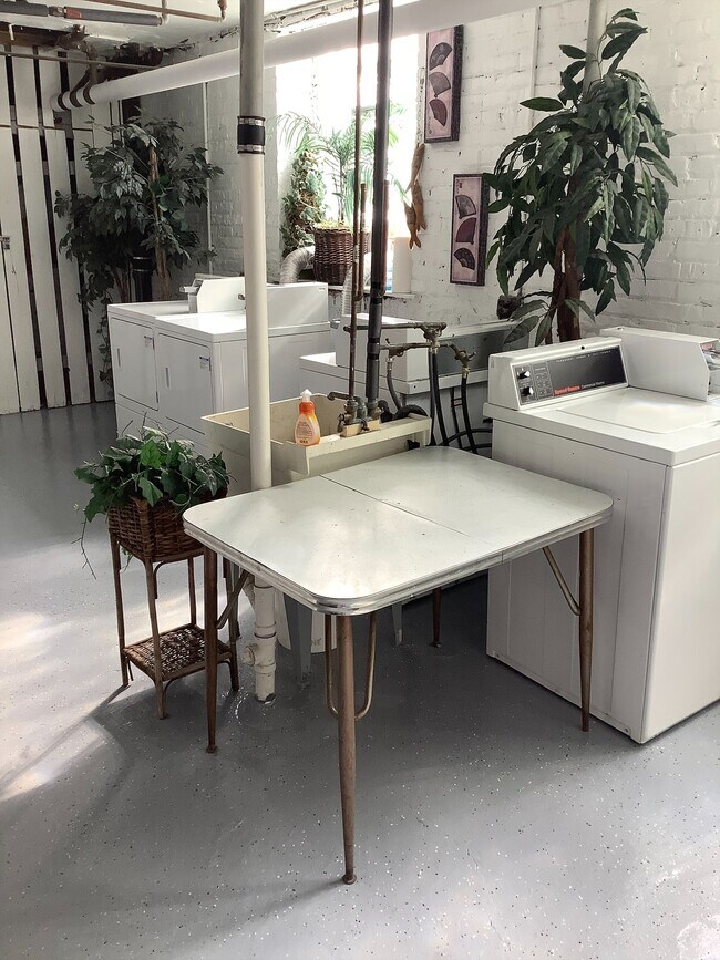 Building Photo - Recently Rehabbed Top Floor Portage Park O...