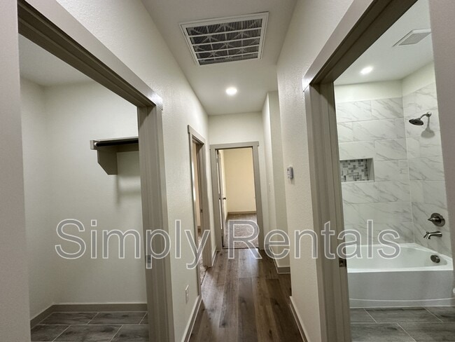 Building Photo - 107 Ross St