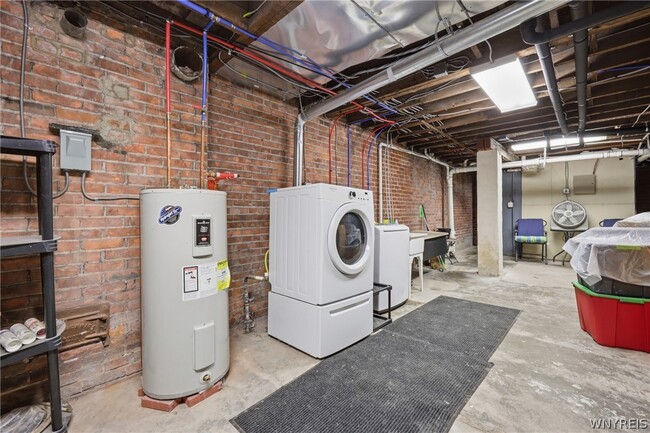 Building Photo - 2 York St