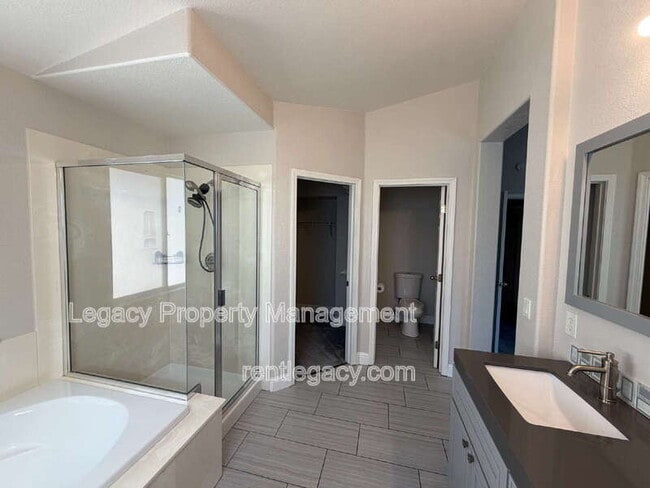 Building Photo - 4010 Hiller Ln