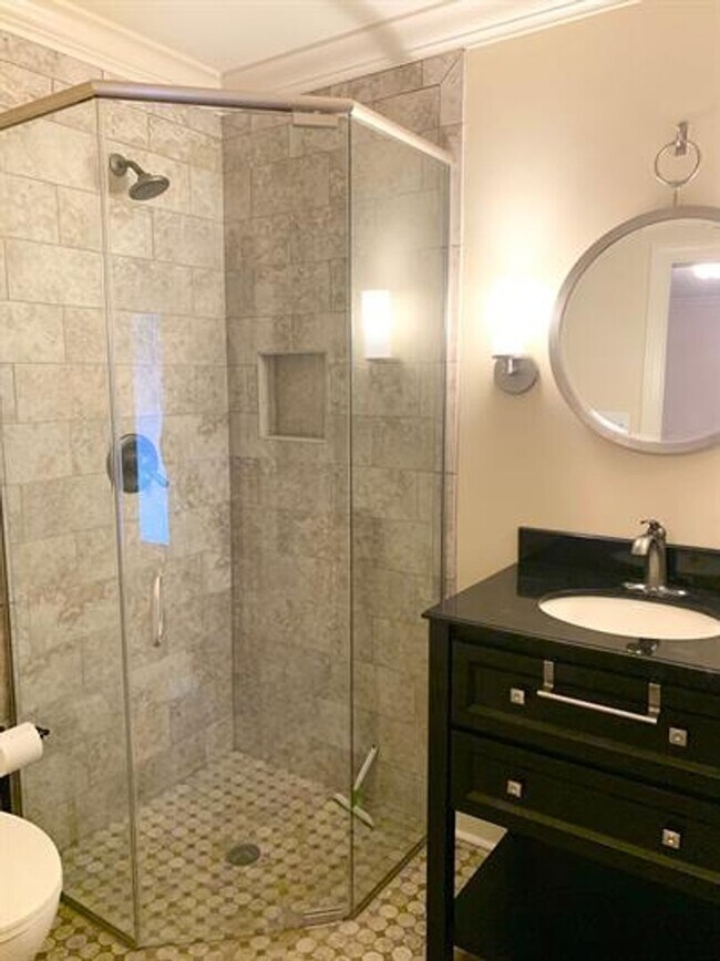 Building Photo - Your Dream Home Awaits in Huntsville's Medical District!