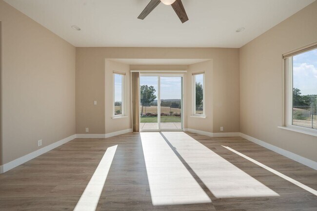 Building Photo - Spacious 3 Bed, 2 Bath Home with Acreage, ...